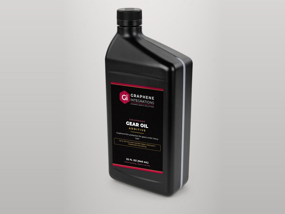 Graphene Gear Oil Additive en una botella negra de 32 fl oz